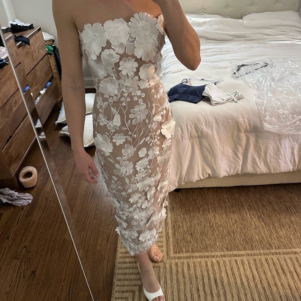 Elliatt White Floral Appliqué Strapless Midi Dress - Picture 3 of 4